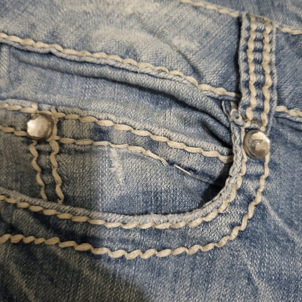 Almost Famous Y2K Capri ,Cuff, Distressed Jeans, Size 7 - Picture 10 of 13